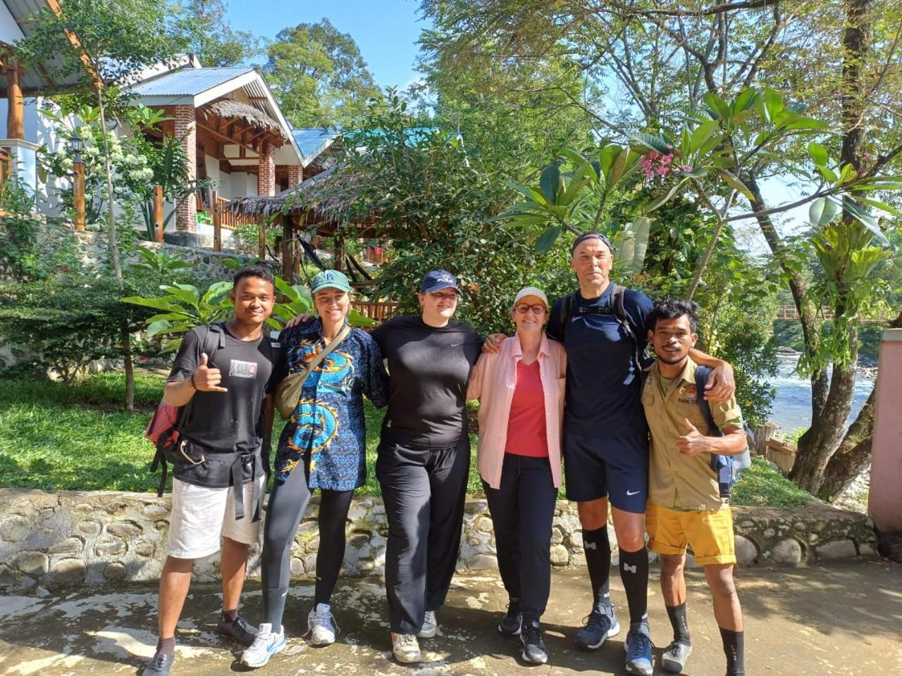 Asim Paris Guesthouse & Jungle Trekking Bukit Lawang Exterior foto